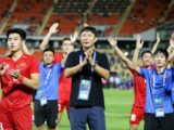 HLV Kim Sang Sik khiến Thái Lan khiếp sợ chưa từng thấy