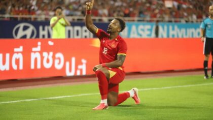 CĐV Indonesia gọi tên cầu thủ Việt Nam khi đăng quang ASEAN Cup